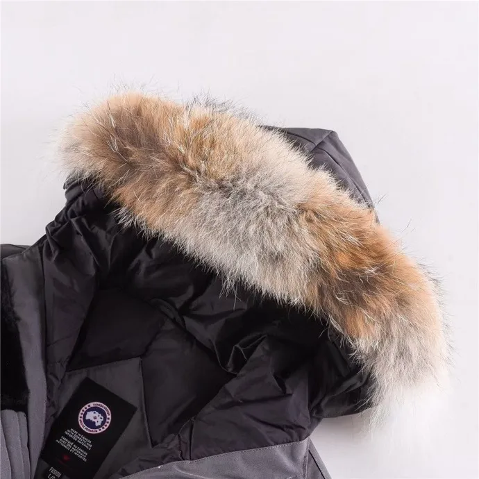 P780 with dust bag) Canada Goose Canada Goose #Expedition expedition parka classic down jacket ➖ Imported 21-count polyester-cotton blended original fabric [last year’s 16-count/18-count hard fabrics have been completely eliminated, this year all use 21-count genuine synchronized fabrics, the soft mid-band feels delicate and textured], genuine synchronized Feather-Light 10D waterproof coated fabric, made of 84.5% polyester fiber and 15.5% cotton, 100% the best feel in the entire network! ➖ The genuine official website is synchronized with the national standard 80 white duck down, you can check the official website customer service, there will never be a series of misleading claims such as 90 down or goose down! ➖ Using the best nylon lining with double double-layer sealing design, velvet-proof No. 7 needle + grid-filled down ready-made garments, there is 100% no so-called velvet running! ➖ The cuffs are designed with thickened seamless threads, and the collar and pockets are lined with top-quality polar fleece to keep you warm and comfortable! ➖ Yoshida YKK provides original custom-made electroplated sliders. YKK two-way lockable zippers are tight and smooth and will not peel off paint! ➖ 3M composite guarantees that the Velcro is the same as the original, durable, and all accessories and hardware are custom-made! ➖ Imported BEHRINGER embroidery machine to customize the 10,000-needle embroidery logo, 98% of which can be reproduced to restore the original logo. You can check and compare on the official website! ➖ The fur collars are all made of large pieces of Western Canadian blue wolf hide, ensuring that each fur collar is 13-15cm wide! 08 models for men and women SIZE: XS S M L XL XXL